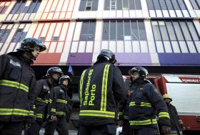 DERROCADA DE CASA NO PORTO COM UMA PESSOA NO INTERIOR PARA RESGATAR – BOMBEIROS