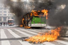 NOVOS ATAQUES A AUTOCARROS E A ESCOLAS NA VÉSPERA DE ELEIÇÕES MUNICIPAIS NO BRASIL