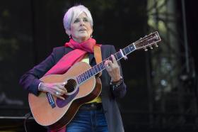 NOBEL: JOAN BAEZ DIZ QUE PRÉMIO É PASSO NA DIREÇÃO DA “IMORTALIDADE” DE DYLAN