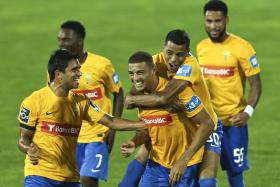 JOGADORES DO ESTORIL-PRAIA ANIMAM CRIANÇAS E JOVENS DO IPO PORTO