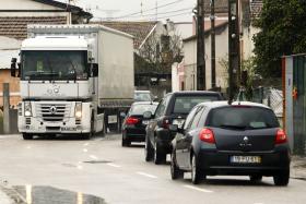 TELEFONAR, COMER E EXCESSO DE VELOCIDADE SÃO COMUNS NOS CONDUTORES – ESTUDO