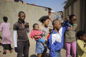 SEIS EM CADA 10 AFRICANOS VEEM COMO POSITIVA INFLUÊNCIA DA CHINA EM ÁFRICA