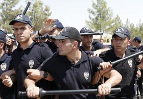 TURQUIA SUSPENDE MAIS DE 12 MIL POLÍCIAS POR SUSPEITA DE ENVOLVIMENTO EM GOLPE