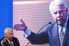 MANIFESTAÇÃO VIOLENTA BLOQUEIA CONFERÊNCIA DE FELIPE GONZALEZ EM UNIVERSIDADE