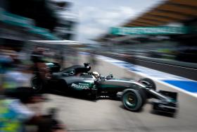 “ALGUÉM NÃO QUER QUE EU GANHE” – LEWIS HAMILTON