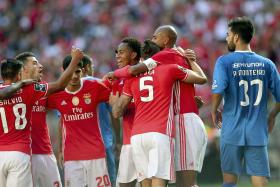 BENFICA GOLEIA FEIRENSE E RECUPERA LIDERANÇA ISOLADA