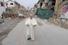 PAPA FAZ VISITA SURPRESA A AMATRICE, CIDADE ITALIANA DESVASTADA POR SISMO EM AGOSTO