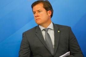 PRESIDENTE DO BRASIL DÁ POSSE A MINISTRO DO TURISMO ACUSADO DE FRAUDE