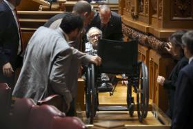 PLATAFORMA DE ACESSO DE CADEIRAS DE RODAS AO PÚLPITO DO PARLAMENTO FUNCIONOU DEVIDAMENTE – BE