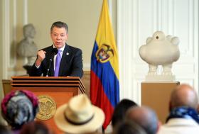 PRESIDENTE DA COLÔMBIA DOA DINHEIRO DO NOBEL DA PAZ ÀS VÍTIMAS DO CONFLITO