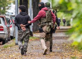 TRÊS PESSOAS DETIDAS NA ALEMANHA POR LIGAÇÕES A JOVEM SUSPEITO DE PREPARAR ATENTADO