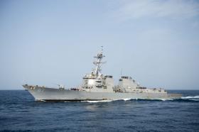 NAVIO DE GUERRA DOS EUA FOI OUTRA VEZ ALVO DE ATAQUE COM MÍSSIL AO LARGO IÉMEN