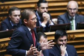 PASSOS COELHO ACUSA PRIMEIRO-MINISTRO DE FALSEAR REALIDADE E CONFRONTA-O COM DADOS DA ECONOMIA