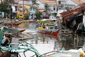 MILHARES DE PESSOAS DEIXAM AS SUAS CASAS À CHEGADA DO TUFÃO SARIKA ÀS FILIPINAS