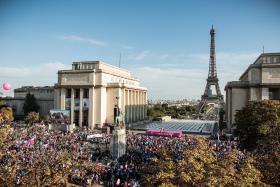 MILHARES DE PESSOAS MANIFESTARAM-SE EM PARIS CONTRA CASAMENTO GAY