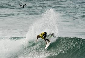 JOHN JOHN SAGRA-SE CAMPEÃO DO MUNDO DE SURF COM ELIMINAÇÃO DE JORDY SMITH EM PENICHE