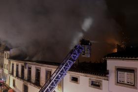 INCÊNDIO EM GUIMARÃES ENTRA EM FASE DE RESCALDO – BOMBEIROS