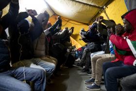 MIGRAÇÕES: MAIS DE 2.300 MIGRANTES DEIXARAM “SELVA” DE CALAIS, QUE SERÁ DEMOLIDA