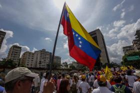 UM POLÍCIA MORTO E OUTROS DOIS FERIDOS EM PROTESTO NA VENEZUELA