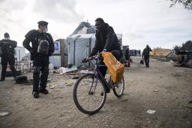 AUTORIDADES FRANCESAS INTENSIFICAM TRABALHOS PARA DEMOLIR ACAMPAMENTO DE MIGRANTES DE CALAIS
