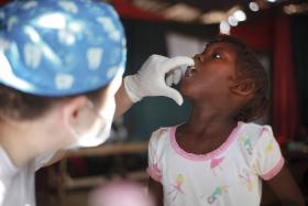 VOLUNTÁRIA VÊ 800 DENTES POR HORA NA GUINÉ-BISSAU ONDE ESCOVAS E PASTA SÃO UM LUXO