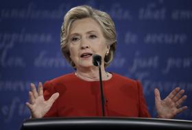 HILLARY CLINTON DIZ QUE É “PROFUNDAMENTE PREOCUPANTE” REABERTURA CASO DOS E-MAILS