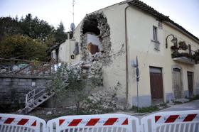 ESCOLAS EM ROMA ENCERRAM NA SEGUNDA-FEIRA PARA AVALIAR DANOS DO SISMO
