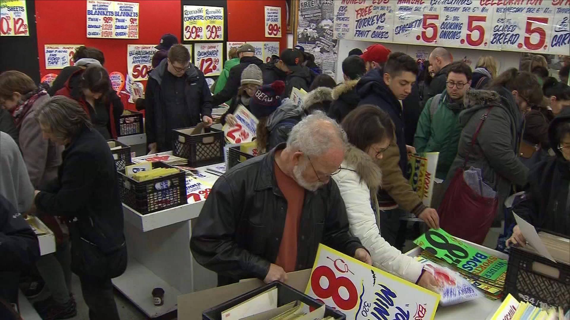 ICÓNICOS SINAIS DO HONEST ED’S À VENDA UMA ÚLTIMA VEZ