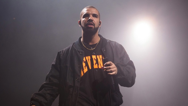 Drake está a adiar três shows, incluindo dois em Toronto. (Charles Sykes / Invision / AP)
