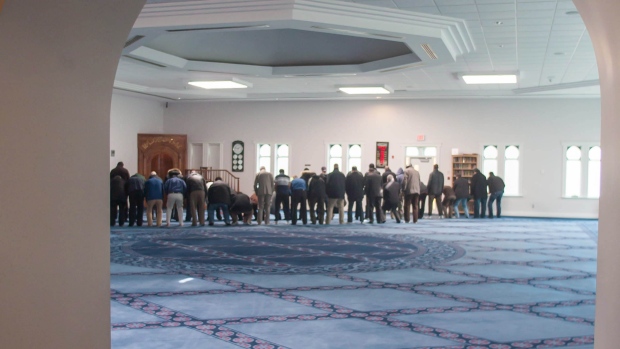 Muçulmanos rezam na sala principal de orações da mesquita muçulmana de London, em London, Ontário - 2 de abril de 2013. (The Canadian Press / Metro News London - Mark Spowart)