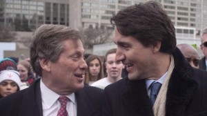 O primeiro-ministro Justin Trudeau (à direita) é cumprimentado pelo presidente de Toronto John Tory, no exterior da Câmara Municipal de Toronto - 13 de janeiro de 2016. The Canadian Press / Chris Young