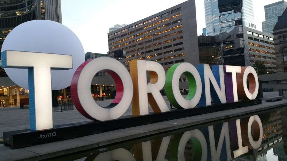 O sinal Toronto já sem o grafiti, depois de ter sido vandalizado durante a Nuit Blanche. 680 NEWS / Momin Qureshi