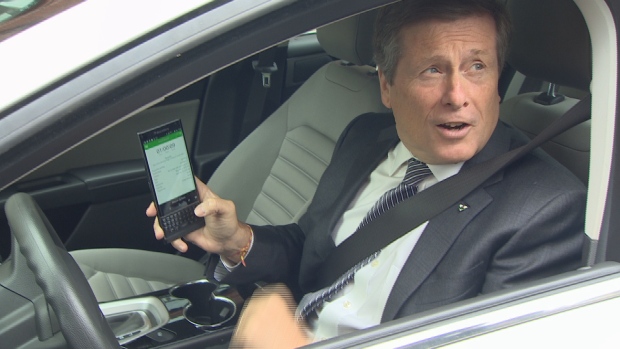 O presidente John Tory usou a nova função da aplicação móvel Green P para estacionar no centro da cidade na segunda-feira. (CBC)