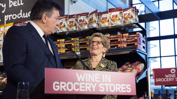 A primeira-ministra do Ontário Kathleen Wynne, à direita, e o ministro das Finanças, Charles Sousa, à esquerda, nesta foto de 18 de fevereiro de 2016. The Canadian Press / Michelle Siu
