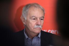 ESCRITOR ESPANHOL EDUARDO MENDOZA VENCE PRÉMIO CERVANTES 2016