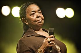 CABO VERDE HOMENAGEIA VÍTIMAS DE PARIS COM SELO DE CESÁRIA ÉVORA NO BATACLAN