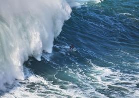 MAIOR ONDA DO MUNDO ATRAI TURISTAS À NAZARÉ HÁ CINCO ANOS