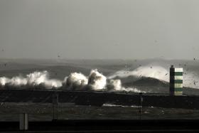 DUAS BARRAS MARÍTIMAS ENCERRADAS EM PORTUGAL CONTINENTAL