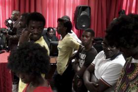 ATIVISTA QUE GRITOU “PALHAÇADA” NO TRIBUNAL DE LUANDA LIBERTADO OITO MESES DEPOIS