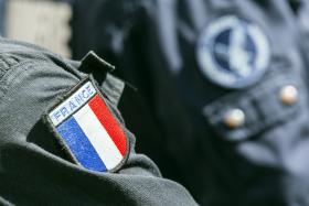 GRANADA LANÇADA FRENTE A EMBAIXADA FRANCESA EM ATENAS FERE UM POLÍCIA