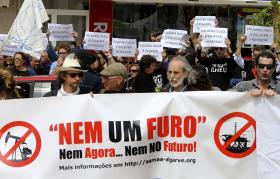 TRÊS CENTENAS MARCHARAM CONTRA A EXPLORAÇÃO DE HIDROCARBONETOS NO ALGARVE E EM ANDALUZIA