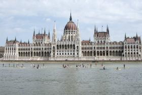 PARLAMENTO HÚNGARO REJEITA ALTERAR CONSTITUIÇÃO PARA PROIBIR ENTRADA DE REFUGIADOS