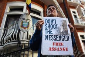 ASSANGE DIZ QUE RÚSSIA NÃO FOI A FONTE DA PUBLICAÇÃO DOS ‘EMAILS’ DE HILLARY CLINTON