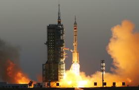 NAVE CHINESA TRIPULADA SEPARA-SE DE LABORATÓRIO ESPACIAL E INICIA REGRESSO À TERRA