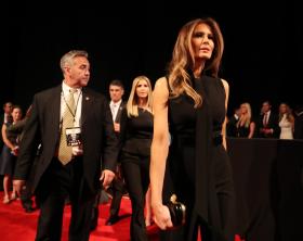 MULHER DE TRUMP TRABALHOU NOS ESTADOS UNIDOS SEM AUTORIZAÇÃO LEGAL
