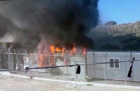 MIGRANTES INCENDEIAM CAMPO DE REFUGIADOS NA GRÉCIA APÓS MORTE DE MULHER E FILHO