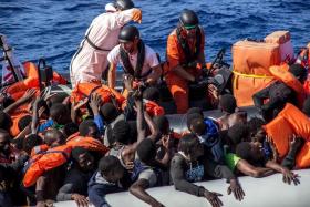GUARDA-COSTEIRA ITALIANA SALVA 29 MIGRANTES E RECUPERA 12 CORPOS NUMA CANOA