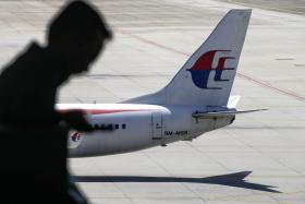 FAMILIARES DAS VÍTIMAS DO VOO MH370 VÃO PROCURAR DESTROÇOS DO AVIÃO EM ÁFRICA