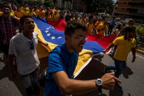 VENEZUELA PROÍBE USO DA BANDEIRA NACIONAL COM FINS DECORATIVOS