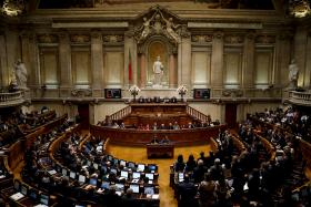 PARLAMENTO PORTUGUÊS APROVA VOTOS DE REPÚDIO A DECLARAÇÕES DE MINISTRO DAS FINANÇAS ALEMÃO